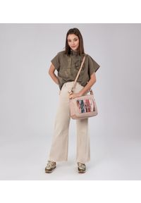 Beżowa Elegancka Torebka Damska Na Ramię Anekke Z Laleczką. Kolor: beżowy. Wzór: aplikacja. Materiał: zdobione. Styl: elegancki. Rodzaj torebki: na ramię #2