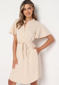 Born2be - Beżowa Sukienka Trapezowa z Koszulową Górą i Materiałowym Paskiem w Talii Vikiiona. Okazja: na spotkanie biznesowe. Typ kołnierza: dekolt w kształcie V. Kolor: beżowy. Materiał: materiał. Długość rękawa: krótki rękaw. Typ sukienki: koszulowe, trapezowe. Styl: biznesowy #1