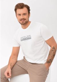 Volcano - T-shirt z grubszej bawełny, Comfort Fit, T-OFTEN. Okazja: na co dzień. Kolor: biały. Materiał: bawełna. Długość rękawa: krótki rękaw. Długość: krótkie. Wzór: nadruk, napisy. Styl: casual