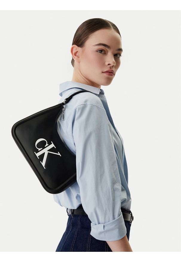 Calvin Klein Torebka Bold Ck Small Shoulder Bag LV04F3230G Czarny. Kolor: czarny. Materiał: skórzane