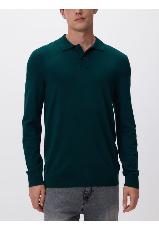 Reserved - Wiskozowy sweter polo - ciemnozielony. Typ kołnierza: polo. Kolor: zielony. Materiał: wiskoza