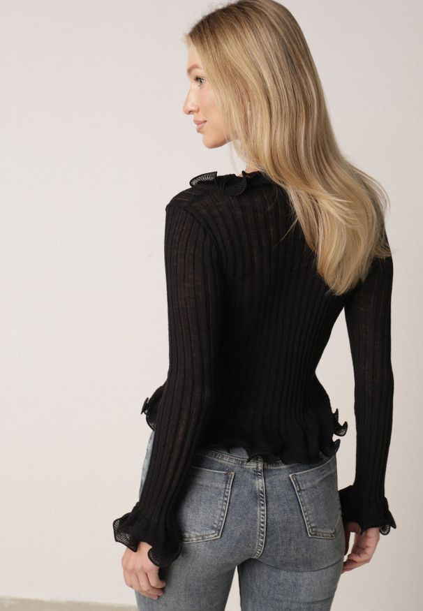 Born2be - Czarna Prążkowana Bluzka z Wiskozą Ozdobiona Falbanami Pronasia. Okazja: na co dzień. Kolor: czarny. Materiał: prążkowany, wiskoza. Wzór: aplikacja. Styl: casual, elegancki, klasyczny