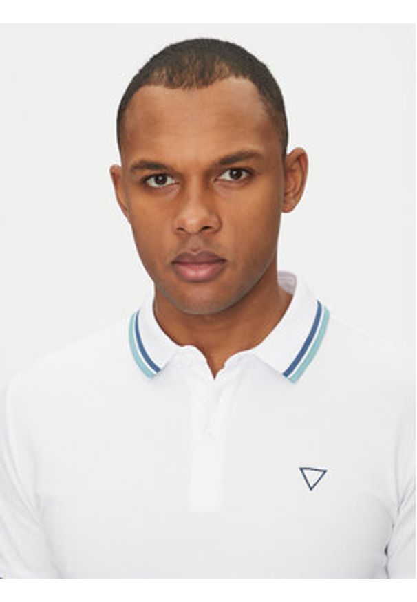 Guess T-Shirt M2GP34 KARS0 Biały Regular Fit. Typ kołnierza: dekolt w karo. Kolor: biały. Materiał: bawełna