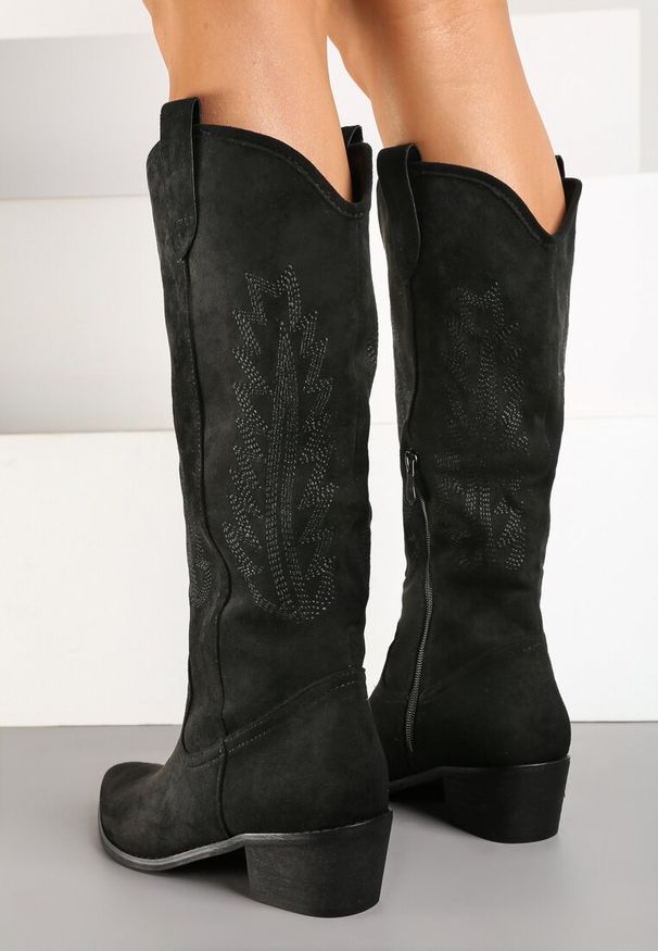 Renee - Czarne Kozaki Typu Kowbojki z Ekozamszu Ozdobione Haftem przy Cholewce Narilira. Okazja: na co dzień. Kolor: czarny. Materiał: jeans. Szerokość cholewki: normalna. Wzór: aplikacja, haft. Obcas: na obcasie. Styl: elegancki, casual. Wysokość obcasa: niski