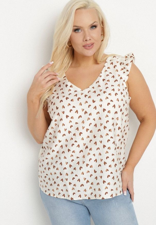Born2be - Jasnobeżowa Bluzka z Wiskozą w Serduszka z Falbankami na Ramionach Tasozi. Okazja: na co dzień. Typ kołnierza: kołnierz z falbankami. Kolekcja: plus size. Kolor: beżowy. Materiał: wiskoza. Styl: casual