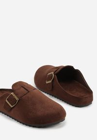Born2be - Ciemnobrązowe Klapki Typu Mule z Imitacji Zamszu z Paskiem z Klamerką Anevitta. Okazja: na co dzień, na spacer. Kolor: brązowy. Materiał: zamsz. Styl: klasyczny, casual, elegancki #7
