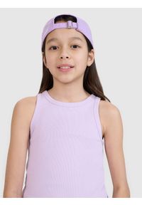4f - 4F Crop top slim z prążkowanej dzianiny dziewczęcy - fioletowy 122 (6-7 lat). Okazja: na co dzień. Kolor: fioletowy. Materiał: dzianina, prążkowany. Długość rękawa: na ramiączkach. Sezon: lato. Styl: sportowy, młodzieżowy, elegancki, casual