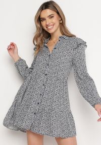 Born2be - Granatowa Rozkloszowana Sukienka Mini w Kwiaty z Falbankami na Ramionach Lorean. Okazja: na spacer, na imprezę. Typ kołnierza: kołnierz z falbankami. Kolor: niebieski. Materiał: materiał. Wzór: kwiaty. Sezon: lato. Styl: elegancki. Długość: mini #5