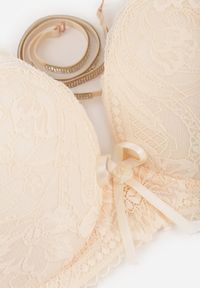 Born2be - Jasnobeżowy Biustonosz z Koronką i Ozdobnymi Paskami Korzedi. Kolor: beżowy. Materiał: koronka. Rodzaj stanika: odpinane ramiączka. Wzór: koronka #5