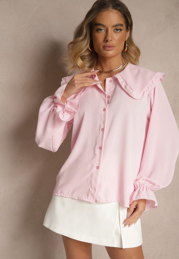 Renee - Różowa Koszula Ozdobiona Falbankami i Kołnierzykiem Evirana. Okazja: na co dzień. Typ kołnierza: kołnierz z falbankami. Kolor: różowy. Materiał: jeans. Długość rękawa: długi rękaw. Długość: długie. Wzór: aplikacja. Styl: elegancki, casual