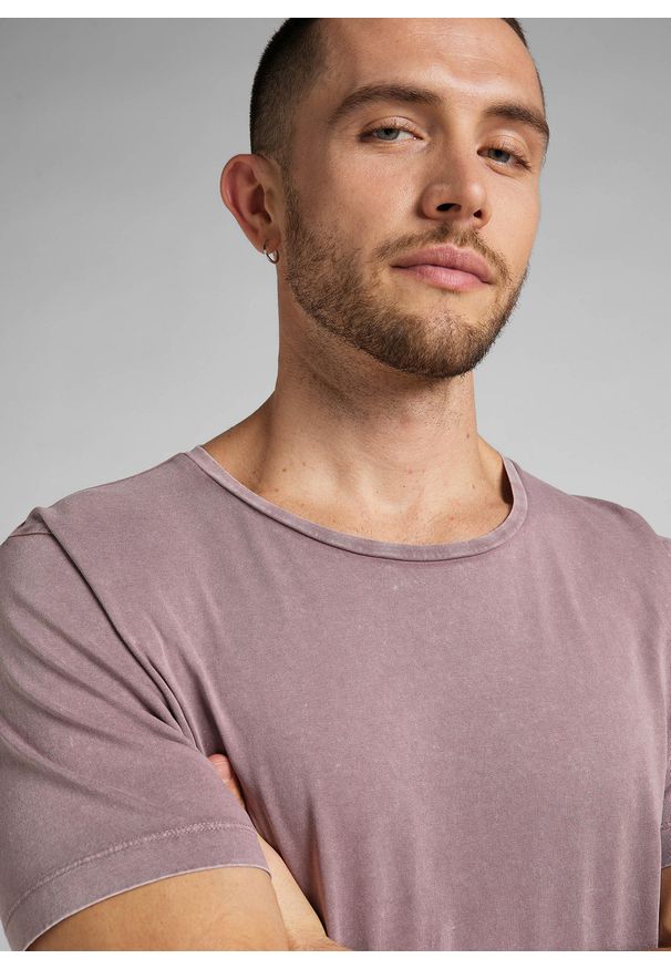 Lee - LEE SHAPED TEE MĘSKA KOSZULKA JEDNOLITA PURPLE STORM L62JCK70 112321763. Wzór: jednolity