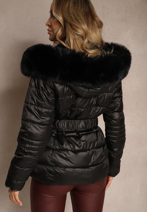Renee - Czarna Kurtka z Pikowanym Przeszyciem Kapturem z Futerkiem i Marszczonym Paskiem Ravasinna. Okazja: na co dzień. Kolor: czarny. Materiał: futro. Styl: elegancki, casual