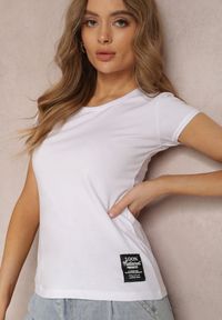 Renee - Biały T-shirt Klymusa. Kolor: biały. Materiał: materiał, bawełna. Długość rękawa: krótki rękaw. Długość: krótkie. Wzór: aplikacja, gładki. Styl: klasyczny, sportowy