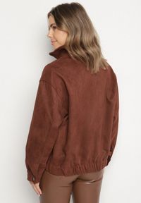 Born2be - Brązowa Kurtka Bomberka ze Ściągaczami i Suwakiem w Stylu Retro Zenissa. Okazja: na co dzień, na spacer. Kolor: brązowy. Materiał: dzianina, jeans. Długość rękawa: długi rękaw. Długość: długie. Styl: retro #4