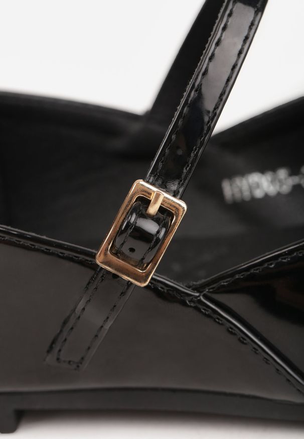 Born2be - Czarne Błyszczące Balerinki Vices z Paskiem z Klamerką Zdobione Przeszyciem Desilita. Okazja: na co dzień. Nosek buta: okrągły. Zapięcie: pasek. Kolor: czarny. Wzór: aplikacja. Materiał: jeans. Obcas: na obcasie. Styl: elegancki, casual. Wysokość obcasa: niski