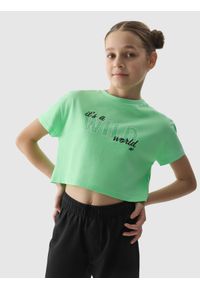 4F JUNIOR - T-shirt crop-top z nadrukiem dziewczęcy - zielony. Okazja: na co dzień. Kolor: zielony. Materiał: dzianina, jersey, bawełna. Długość rękawa: krótki rękaw. Długość: krótkie. Wzór: nadruk. Sezon: lato. Styl: casual, sportowy