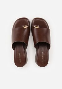 Renee - Brązowe Klapki Japonki na Koturnie w Stylu Drewniaków Triaqueena. Kolor: brązowy. Materiał: jeans, koronka. Wzór: aplikacja. Sezon: lato. Obcas: na koturnie #9