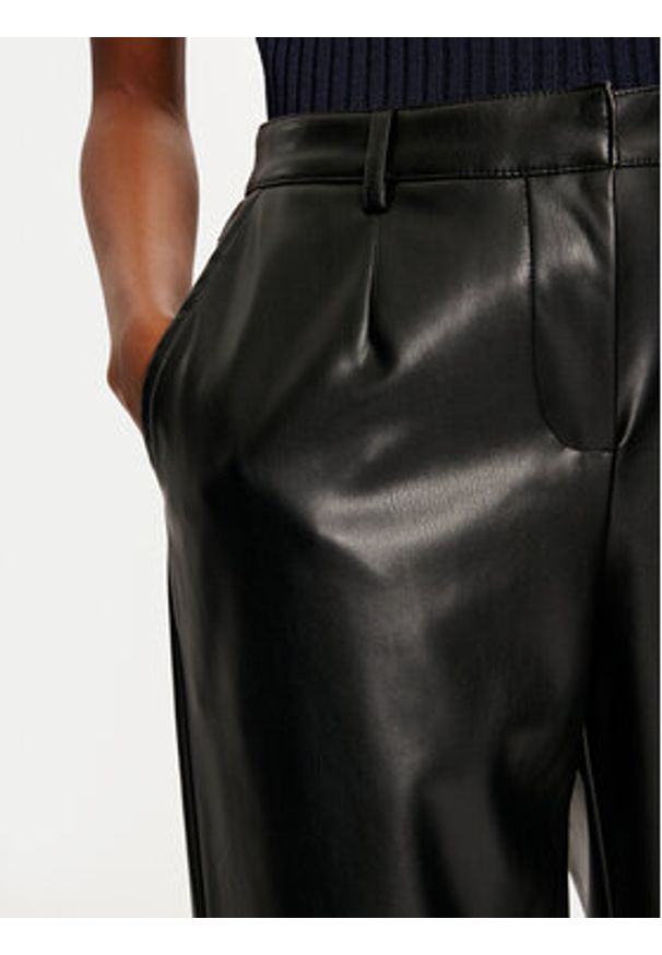 Pieces Spodnie z imitacji skóry Neeth 17151699 Czarny Straight Fit. Kolor: czarny. Materiał: skóra