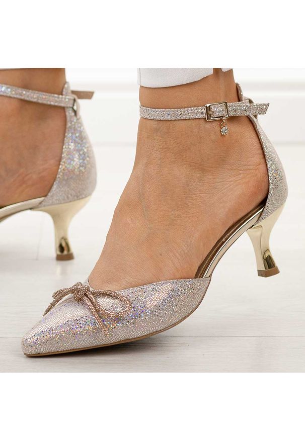 Multi s95 skórzane Polskie szpilki damskie Prestige 2252. Okazja: na ślub cywilny, na wesele. Zapięcie: sprzączka. Kolor: wielokolorowy. Materiał: skóra. Wzór: aplikacja. Sezon: wiosna, lato. Obcas: na szpilce. Styl: elegancki, klasyczny, wizytowy