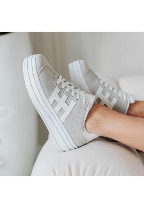 Szare sneakersy damskie Jezzi News 9089. Okazja: na co dzień, na spacer. Zapięcie: sznurówki. Kolor: szary. Materiał: skóra. Szerokość cholewki: normalna. Sezon: wiosna, jesień, lato. Obcas: na platformie. Sport: turystyka piesza
