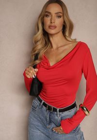 Renee - Czerwona Bluzka z Wiskozą w Eleganckim Stylu z Dekoltem Woda Tathelena. Typ kołnierza: dekolt woda. Kolor: czerwony. Materiał: wiskoza. Długość rękawa: długi rękaw. Długość: długie. Styl: elegancki #5