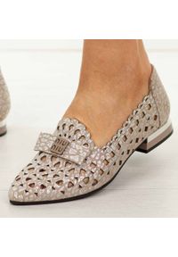 Beżowe ażurowe skórzane półbuty damskie Cambell 35307. Okazja: na co dzień. Kolor: beżowy. Materiał: skóra. Szerokość cholewki: normalna. Wzór: ażurowy. Sezon: wiosna, lato. Obcas: na obcasie. Styl: wizytowy, casual, klasyczny, elegancki #1