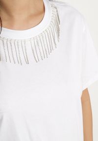 Born2be - Biały Bawełniany T-shirt z Ozdobnymi Łańcuszkami przy Dekolcie Uglefia. Okazja: na co dzień. Kolor: biały. Materiał: bawełna. Wzór: aplikacja. Styl: wizytowy, casual, sportowy, elegancki, klasyczny #3