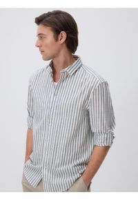 Reserved - Koszula regular fit w paski - oliwkowy. Kolor: oliwkowy. Materiał: tkanina, bawełna. Wzór: paski