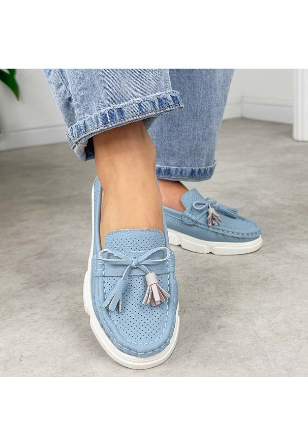 Niebieskie skórzane mokasyny damskie Vinceza 88041. Okazja: na co dzień, na spacer. Nosek buta: okrągły. Kolor: niebieski. Materiał: skóra. Szerokość cholewki: normalna. Wzór: ażurowy. Sezon: wiosna, lato, jesień. Styl: casual, klasyczny, elegancki