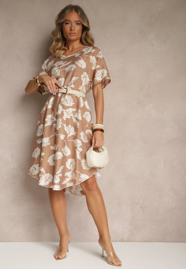 Renee - Ciemnobeżowa Sukienka Pudełkowa z Wiskozy w Kwiaty Aranolia. Okazja: na co dzień. Typ kołnierza: dekolt w serek. Kolor: beżowy. Materiał: wiskoza. Wzór: kwiaty. Typ sukienki: proste. Styl: elegancki, casual