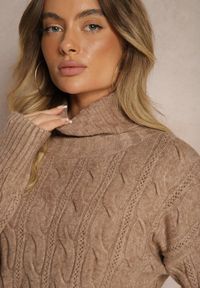 Renee - Ciemnobeżowy Golf z Imitacją Splotu ze Ściągaczami Giovarella. Okazja: na spotkanie biznesowe. Typ kołnierza: golf. Kolor: beżowy. Materiał: jeans. Długość rękawa: długi rękaw. Długość: długie. Wzór: ze splotem. Styl: biznesowy, elegancki #4