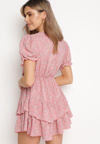 Born2be - Różowa Sukienka Mini z Falbankami i Kopertowym Dekoltem z Gumką w Talii Isarola. Typ kołnierza: kołnierz z falbankami. Kolor: różowy. Wzór: kwiaty. Sezon: lato. Typ sukienki: kopertowe. Długość: mini #2