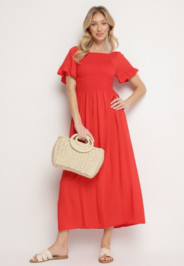 Born2be - Czerwona Bawełniana Sukienka o Kroju Hiszpanki z Elastyczną Górą Niloviria. Okazja: na co dzień. Typ kołnierza: dekolt hiszpanka. Kolor: czerwony. Materiał: bawełna. Długość rękawa: krótki rękaw. Styl: casual, klasyczny