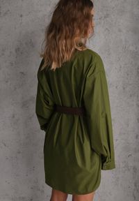 Renee - Zielona Bawełniano-Wiskozowa Koszula o Długim Kroju Oversize z Paskiem Tethys. Okazja: na co dzień. Typ kołnierza: kołnierzyk klasyczny. Kolor: zielony. Materiał: wiskoza, bawełna. Długość: długie. Styl: casual, klasyczny #6