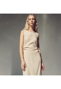 Reserved - Sukienka midi - Beżowy. Kolor: beżowy. Długość: midi #1