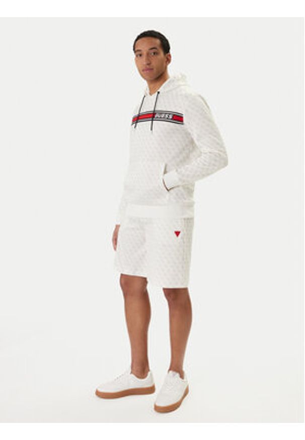 Guess Szorty sportowe Z4YD03 K7122 Écru Regular Fit. Kolor: kremowy. Materiał: bawełna. Styl: sportowy