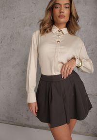 Renee - Jasnobeżowa Satynowa Koszula z Metalicznymi Guzikami w Eleganckim Stylu Lagulea. Kolor: beżowy. Materiał: satyna. Długość rękawa: długi rękaw. Długość: długie. Styl: elegancki #1