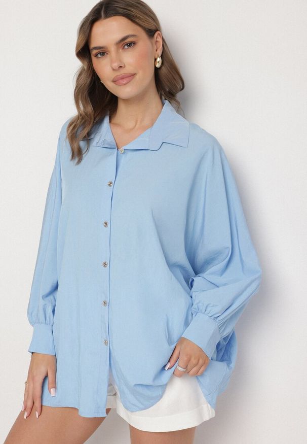 Born2be - Niebieska Koszula z Wiskozą o Kroju Nietoperza Sonaretia. Okazja: na co dzień, na imprezę. Typ kołnierza: kołnierzyk klasyczny. Kolor: niebieski. Materiał: wiskoza. Styl: klasyczny, casual, elegancki