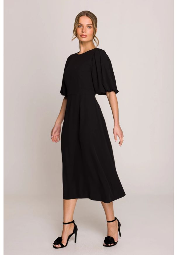 Stylove - Elegancka sukienka koktajlowa z bufiastymi rękawami czarna. Okazja: na imprezę, na ślub cywilny, na wesele. Kolor: czarny. Materiał: materiał, elastan. Długość rękawa: krótki rękaw. Sezon: lato. Typ sukienki: rozkloszowane. Styl: elegancki, wizytowy. Długość: midi