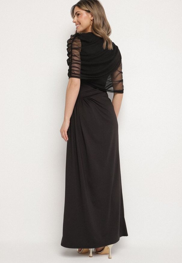 Born2be - Czarna Koktajlowa Sukienka Zdobiona Marszczeniem z Siateczkową Narzutką Millanea. Okazja: na co dzień. Kolor: czarny. Wzór: aplikacja. Typ sukienki: proste. Styl: wizytowy