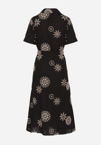 Born2be - Czarna Koszulowa Sukienka z Wiskozy z Haftowanymi Kwiatami i Paskiem Diviera. Kolor: czarny. Materiał: wiskoza. Wzór: haft, kwiaty. Typ sukienki: koszulowe. Styl: boho #2