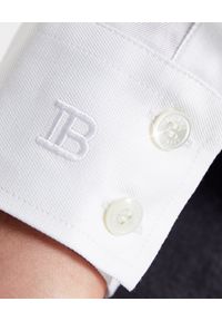 Balmain - BALMAIN - Biała koszula z haftowanym logo. Okazja: do pracy. Typ kołnierza: kołnierzyk klasyczny. Kolor: biały. Wzór: haft. Styl: klasyczny, elegancki #2