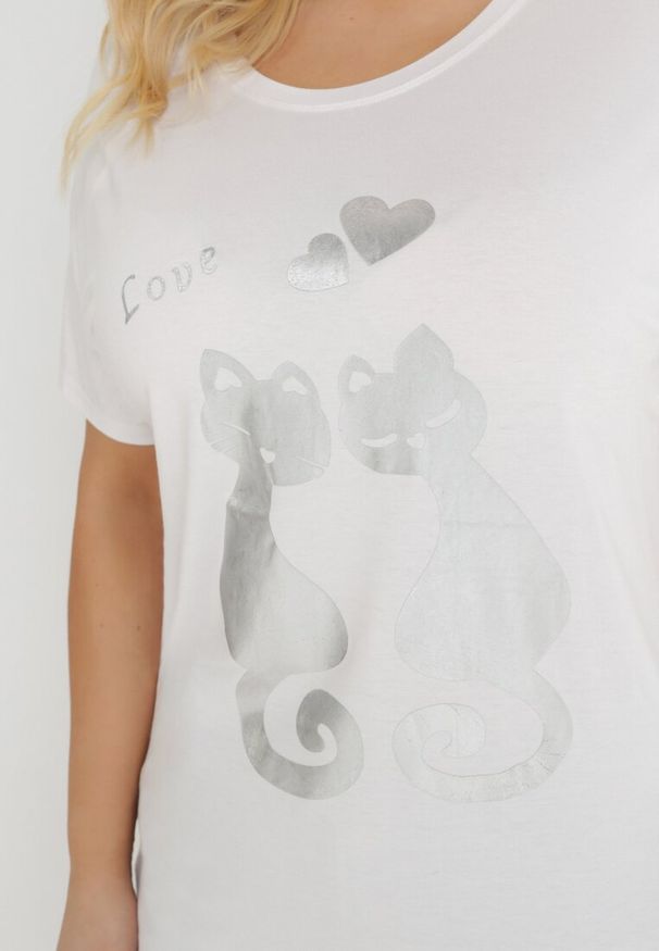 Born2be - Biały T-shirt Typu Nietoperz z Błyszczącym Nadrukiem z Kotami Iriana. Kolor: biały. Wzór: nadruk