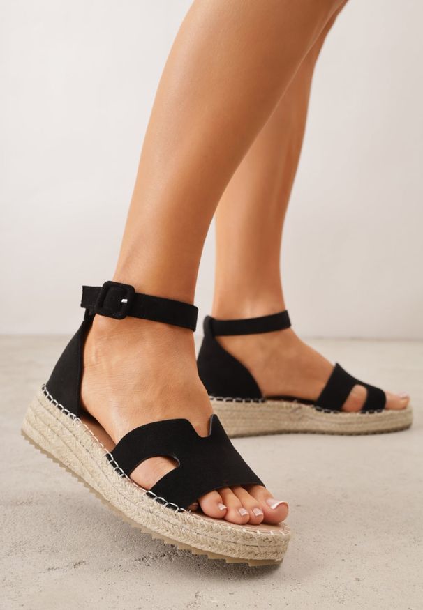 Renee - Czarne Sandały VICES na Koturnie z Plecionką i Wycięciami przy Cholewce Celanele. Okazja: na co dzień. Zapięcie: sprzączka. Kolor: czarny. Wzór: ażurowy. Sezon: lato. Obcas: na koturnie. Styl: wakacyjny, casual, elegancki