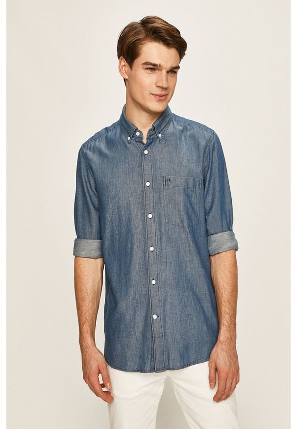 Calvin Klein - Koszula jeansowa. Okazja: na co dzień. Typ kołnierza: button down. Kolor: niebieski. Materiał: jeans. Długość: długie. Wzór: gładki. Styl: casual