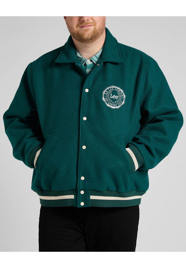 Lee - LEE VARSITY JACKET MĘSKA KURTKA PRZEJŚCIOWA LOGO NADRUK ESMERALDA L87TDB96 112321558. Wzór: nadruk