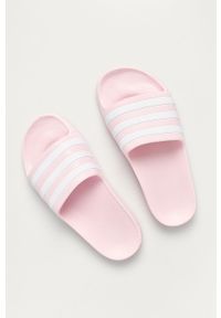 Adidas - adidas - Klapki dziecięce Adilette. Kolor: różowy. Materiał: syntetyk, materiał, guma. Obcas: na obcasie. Wysokość obcasa: niski #2