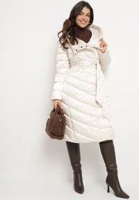 Born2be - Jasnobeżowa Pikowana Kurtka z Asymetrycznym Zapięciem i Kapturem Wiązana w Talii Tilita. Okazja: na co dzień. Kolor: beżowy. Materiał: jeans. Styl: klasyczny, casual, elegancki #2