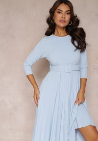 Renee - Jasnoniebieska Sukienka Plisowana z Paskiem Valfe. Kolor: niebieski. Materiał: dzianina