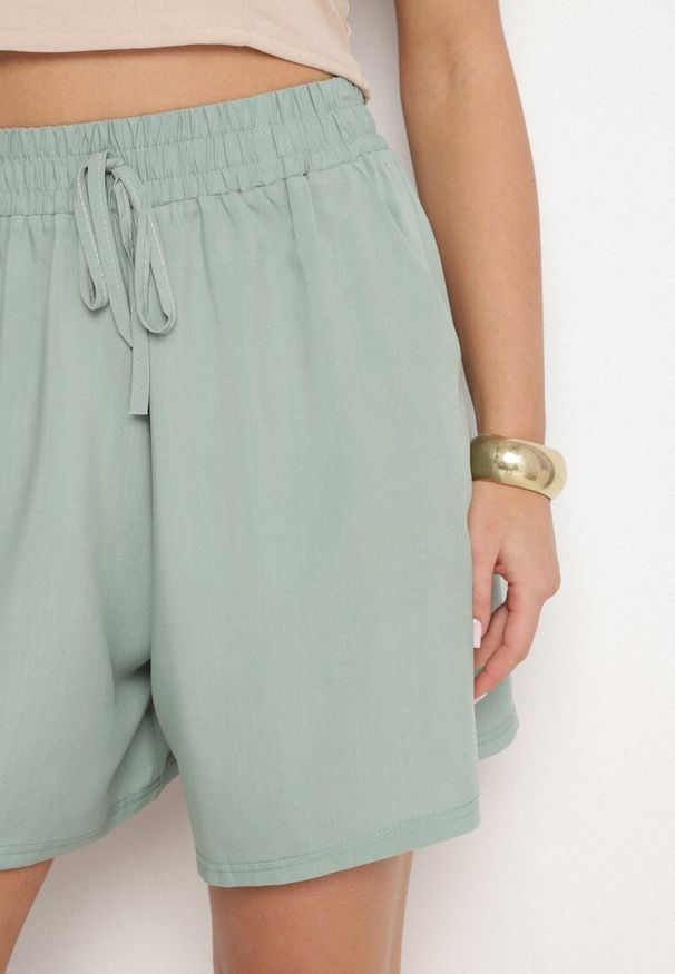 Born2be - Jasnozielone Bawełniane Szorty z Wysokim Stanem i Wiązaniem Zenmio. Stan: podwyższony. Kolor: zielony. Materiał: bawełna. Sezon: lato. Styl: elegancki, sportowy
